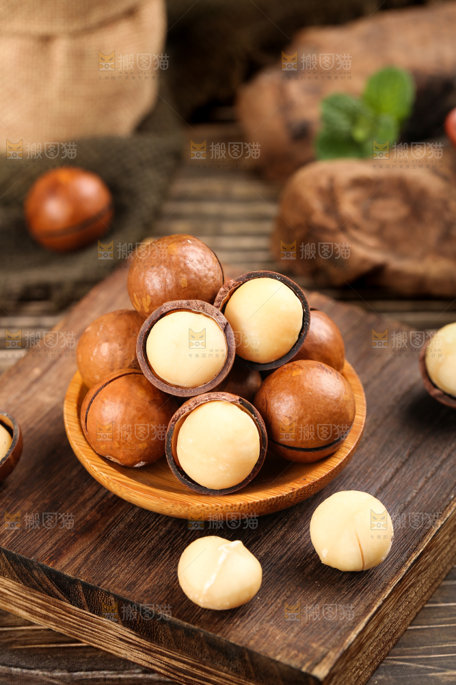 一碟夏威夷果放在木底上