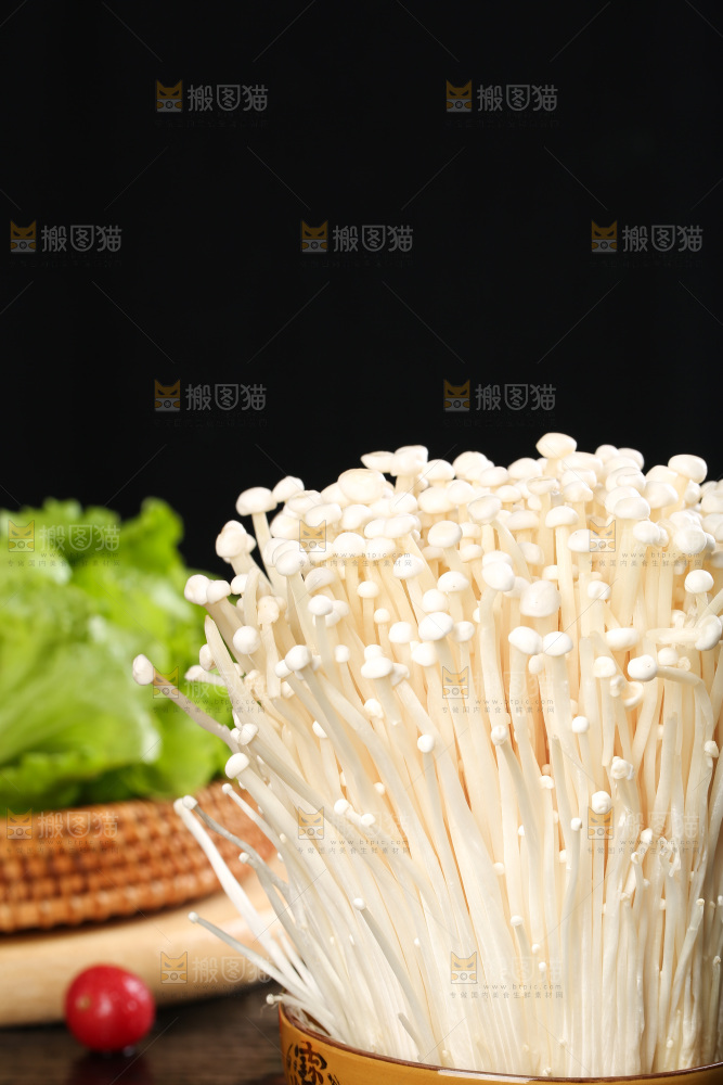 深底上放着一碗金针菇