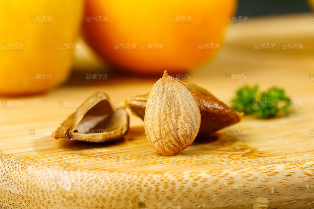 木底放着新鲜的杏仁