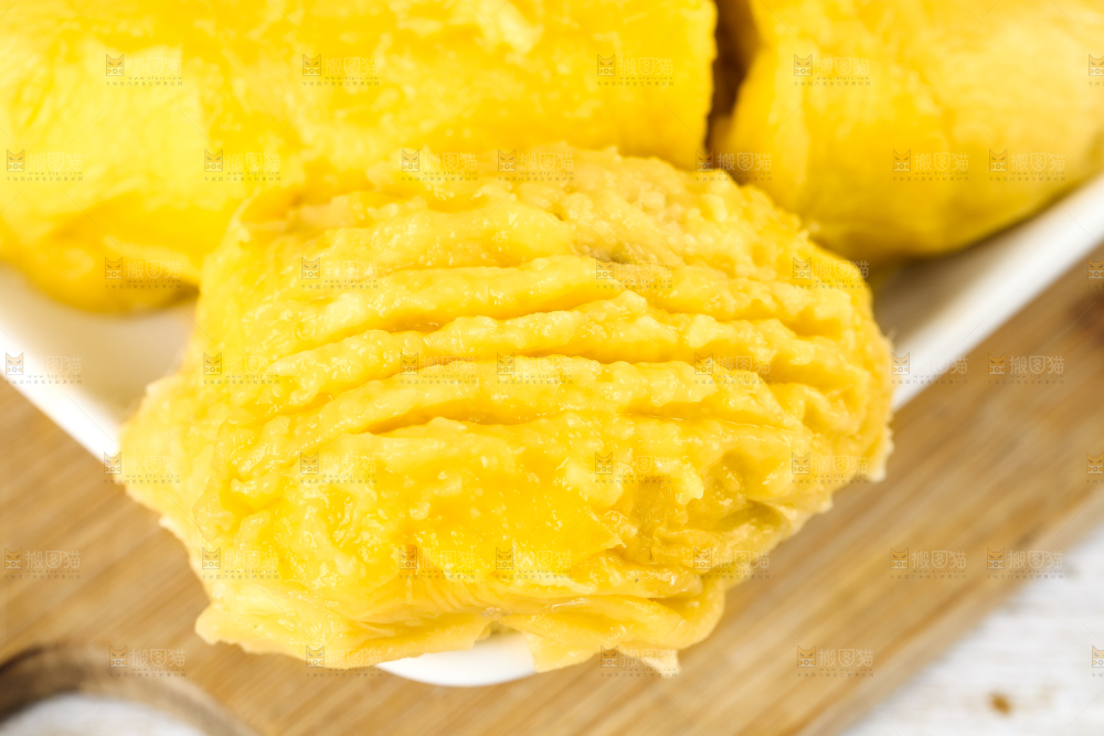 盘子里装着甲仑榴莲果肉