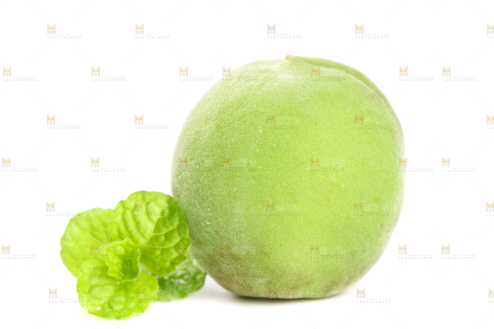白底上新鲜的青梅