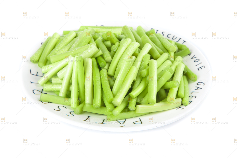 一盘新鲜蒜苔段放在白底上