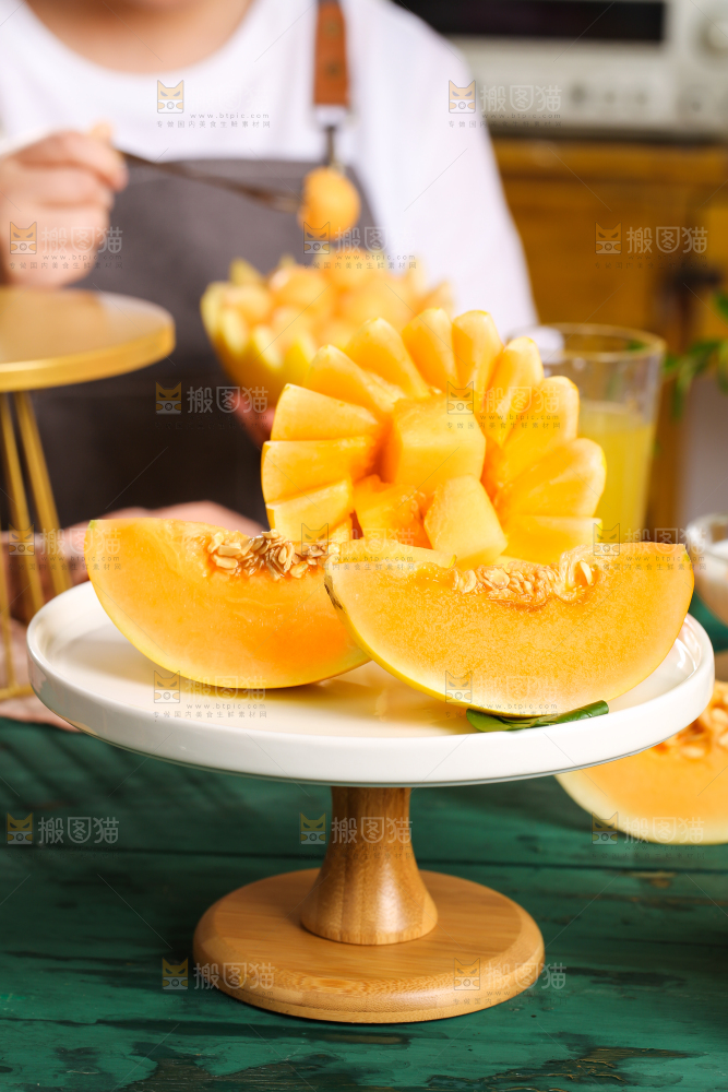 深底上放着切开的黄河蜜瓜