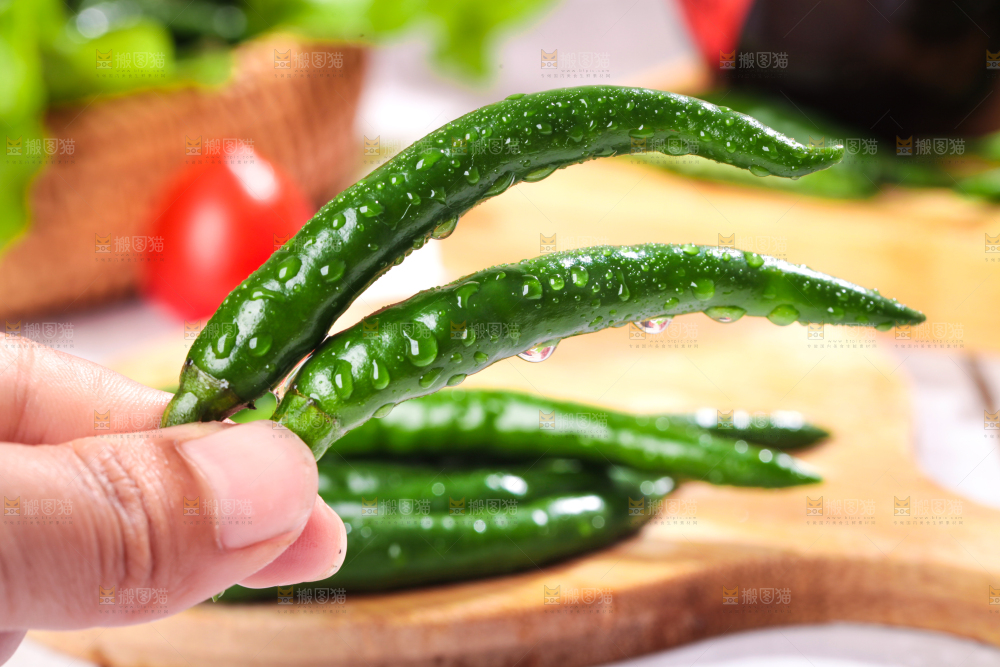 手拿青辣椒