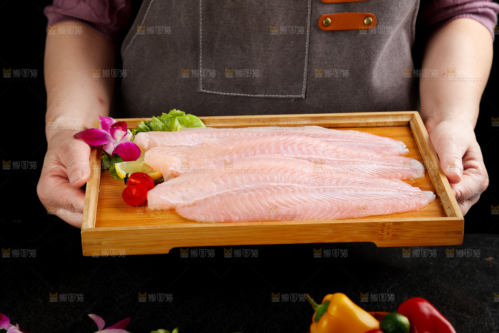 手拿一盘新鲜芭莎鱼柳