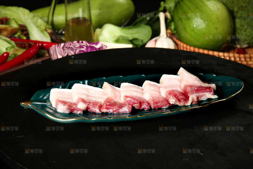 深底上放着一盘新鲜的五花肉