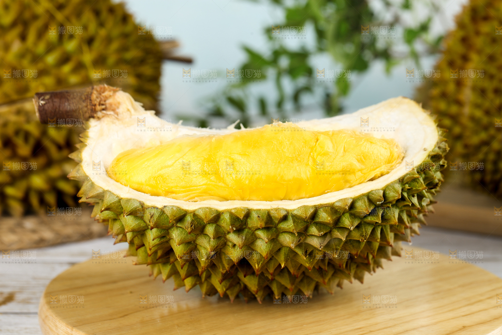 木板上的泰国甲仑榴莲