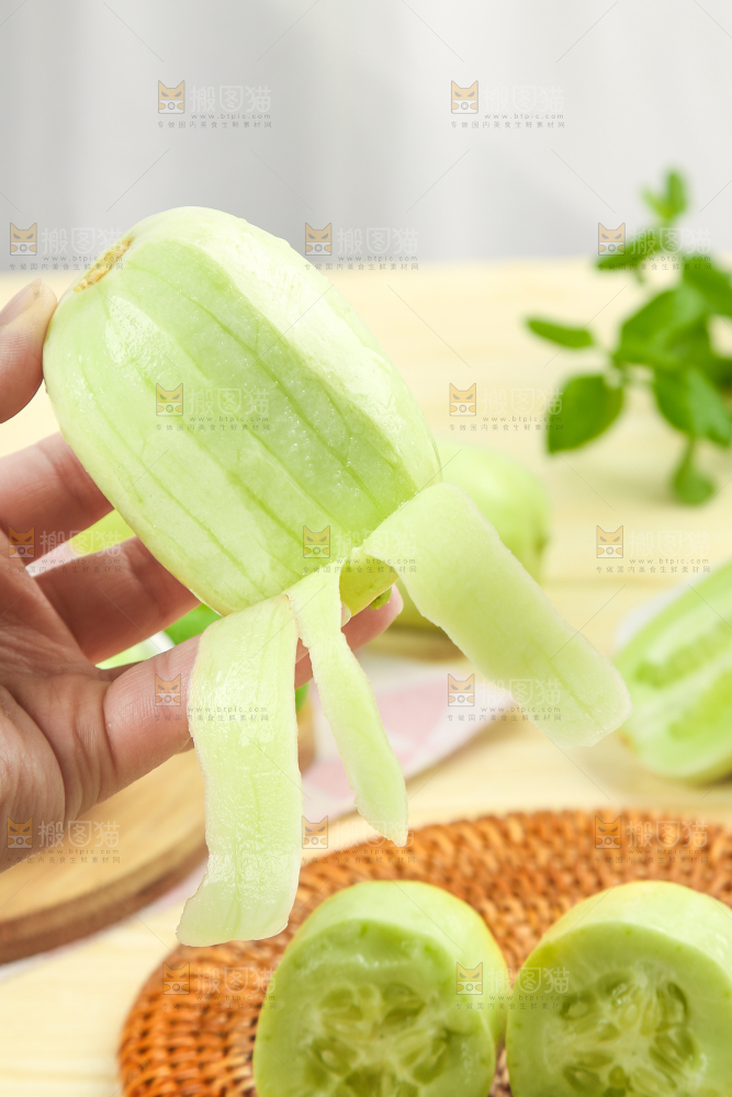 手拿削皮的玉女黄瓜