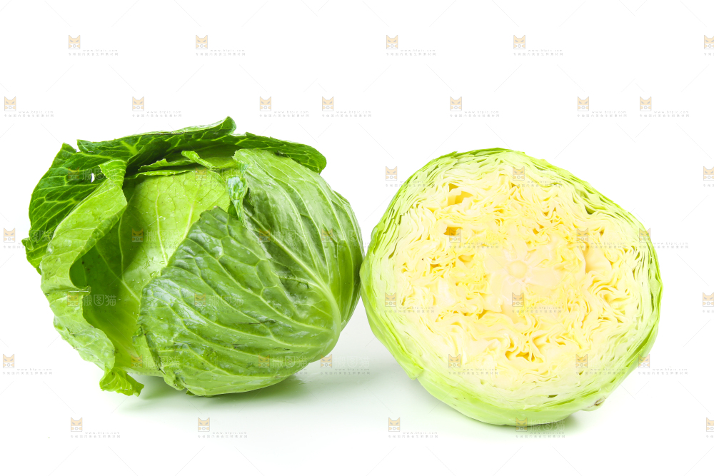 切开的包菜放在白底上