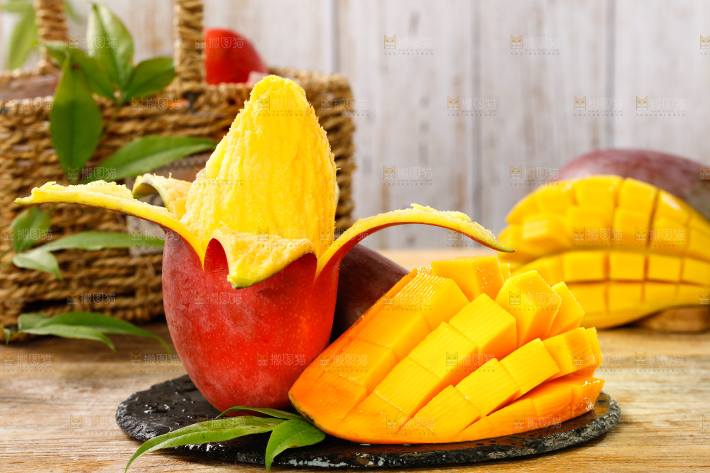 黑石板上放着剥皮的贵妃芒