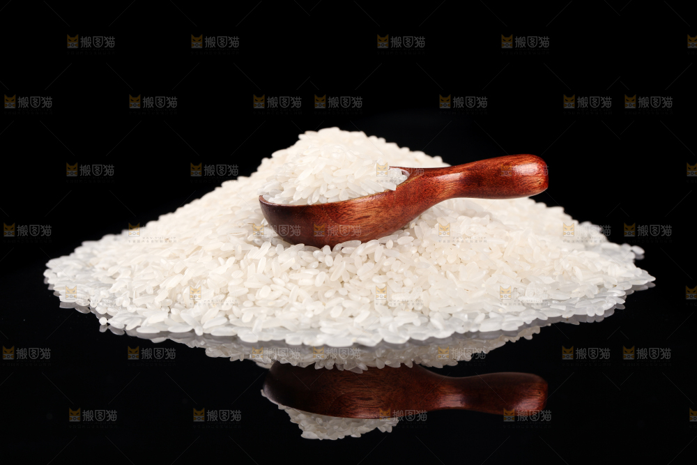 勺子里装着五常大米