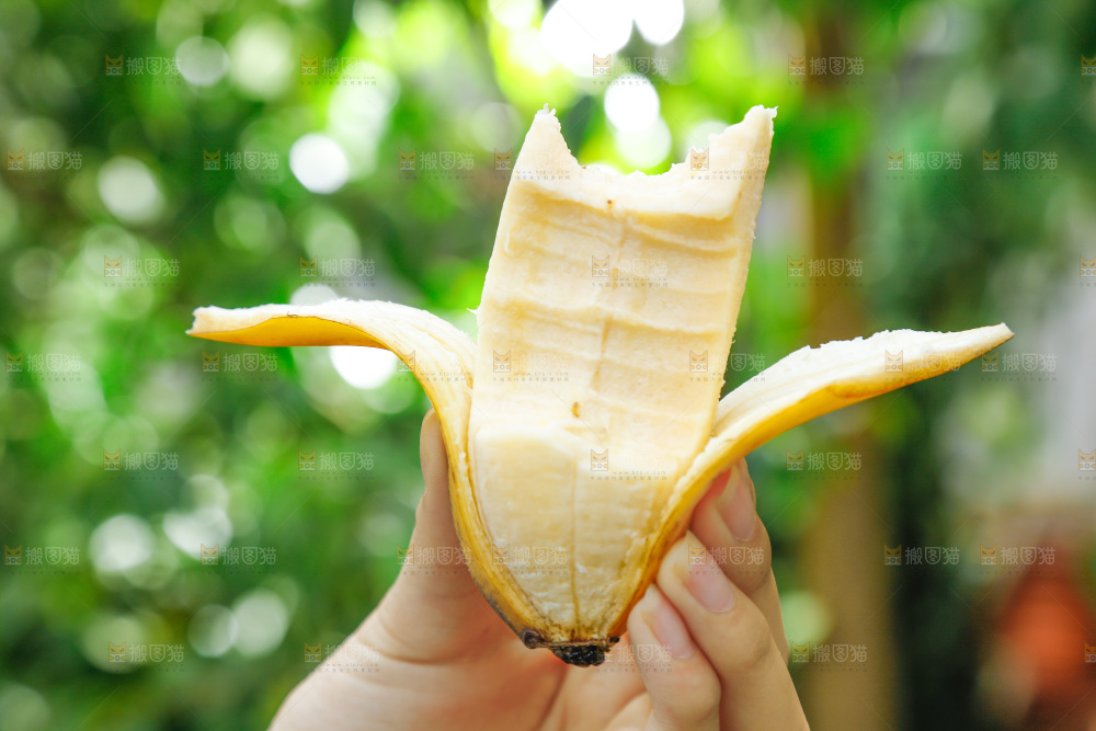 手拿剥皮的苹果蕉