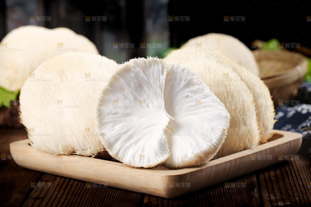盘子里装着新鲜猴头菇