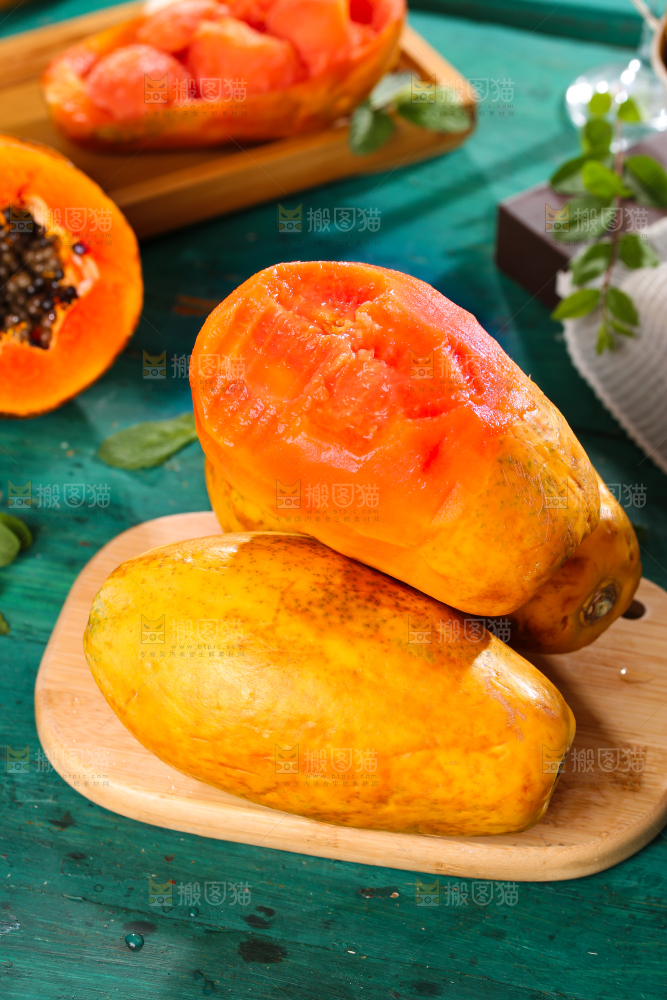 木板上的海南红心木瓜