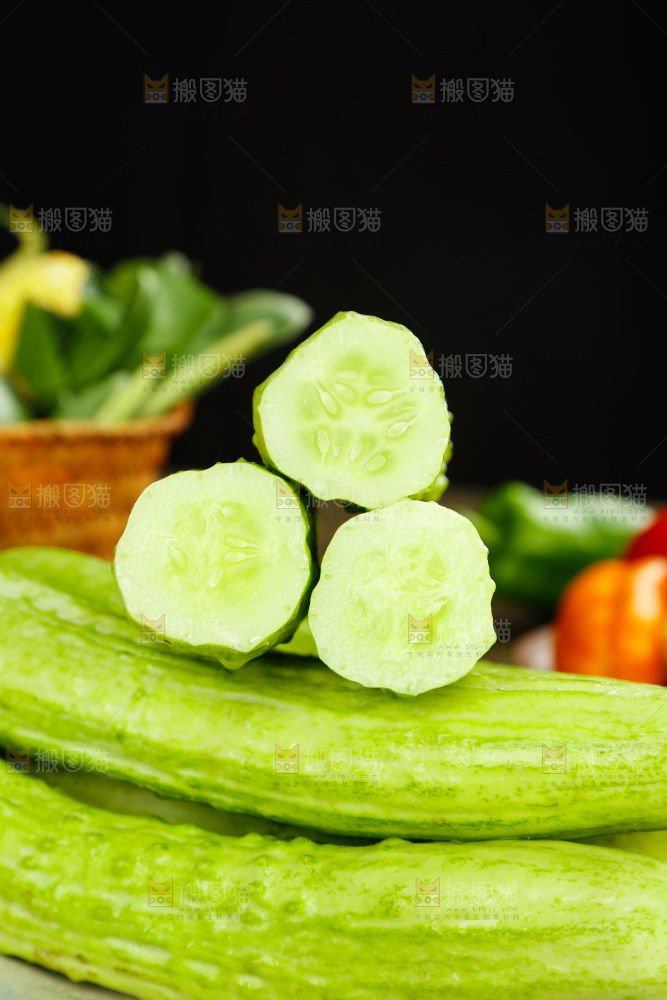 黑石板上放着切开的水果黄瓜
