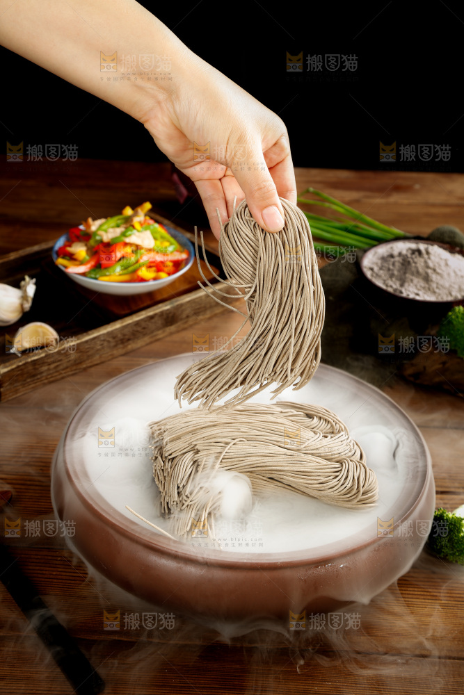 手拿新鲜的荞麦面