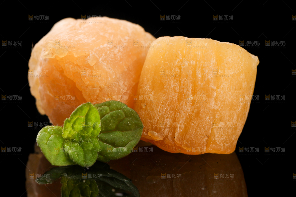 黑底上放着瑶柱