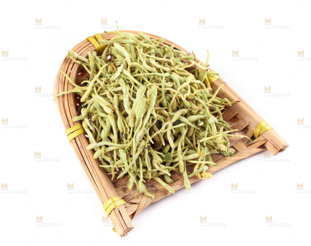 一盘干金银花放在白底上