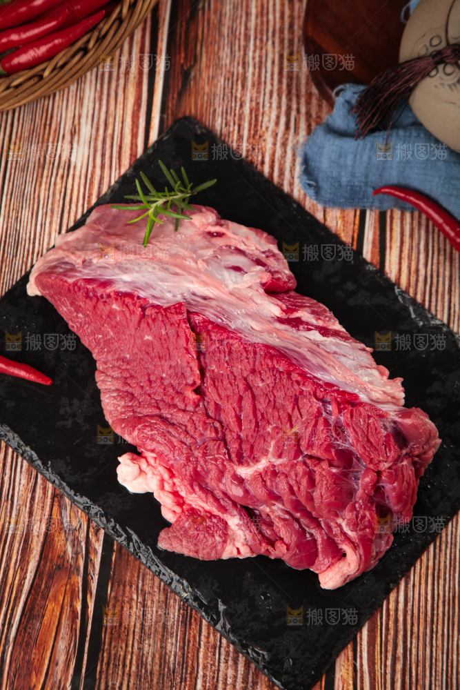 黑石板上的草原散养牛腿肉
