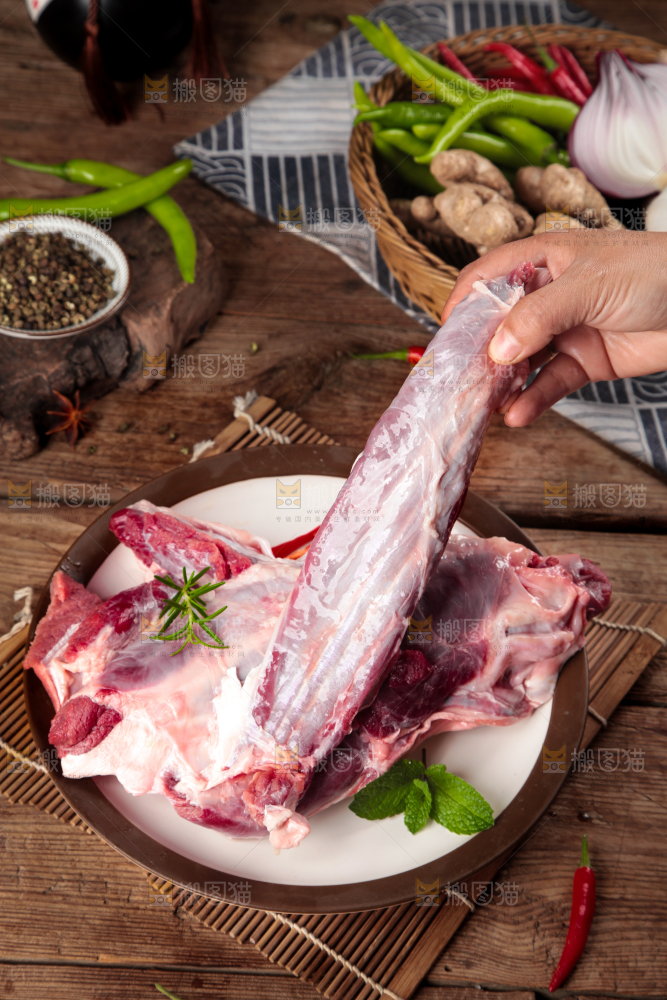 手里拿着新鲜牛肉
