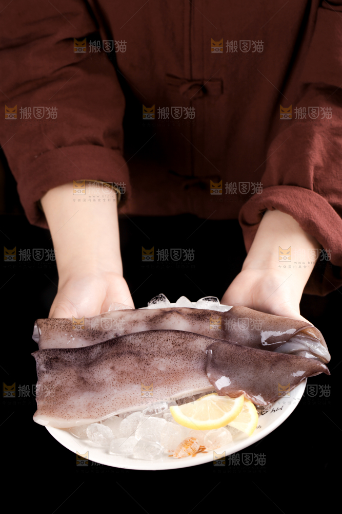 盘子里装着鱿鱼筒