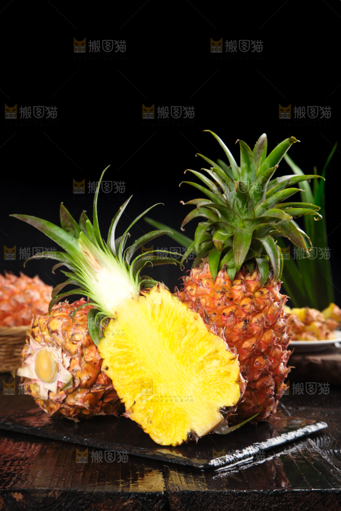 黑石板上的金钻凤梨