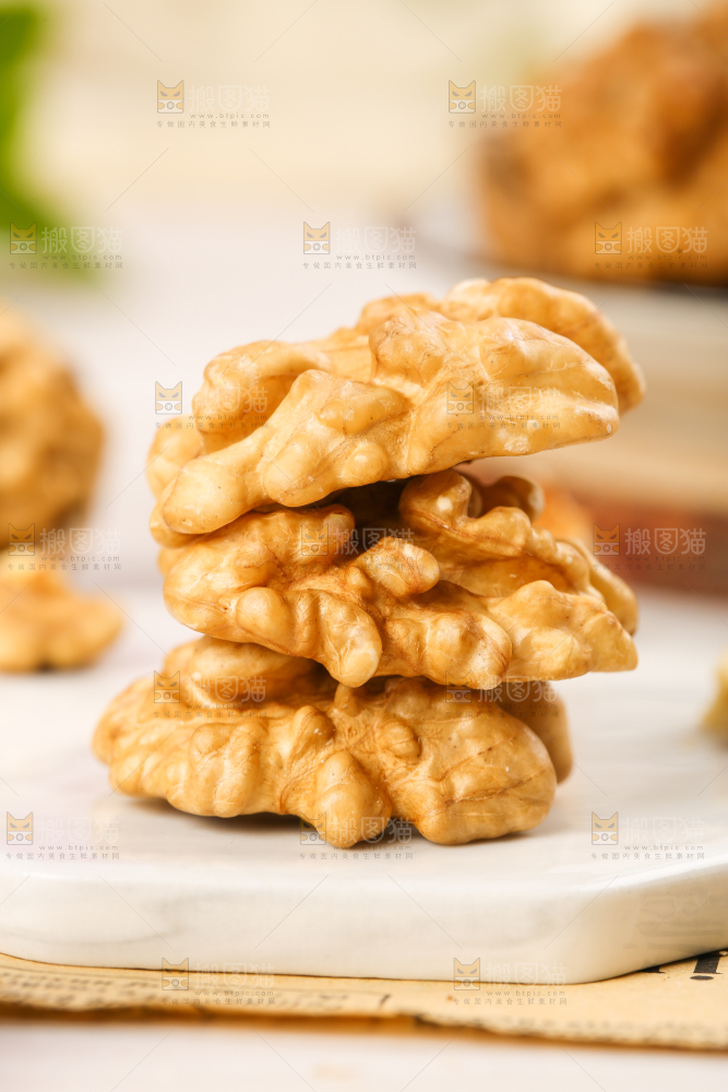 石板上的纸皮核桃仁