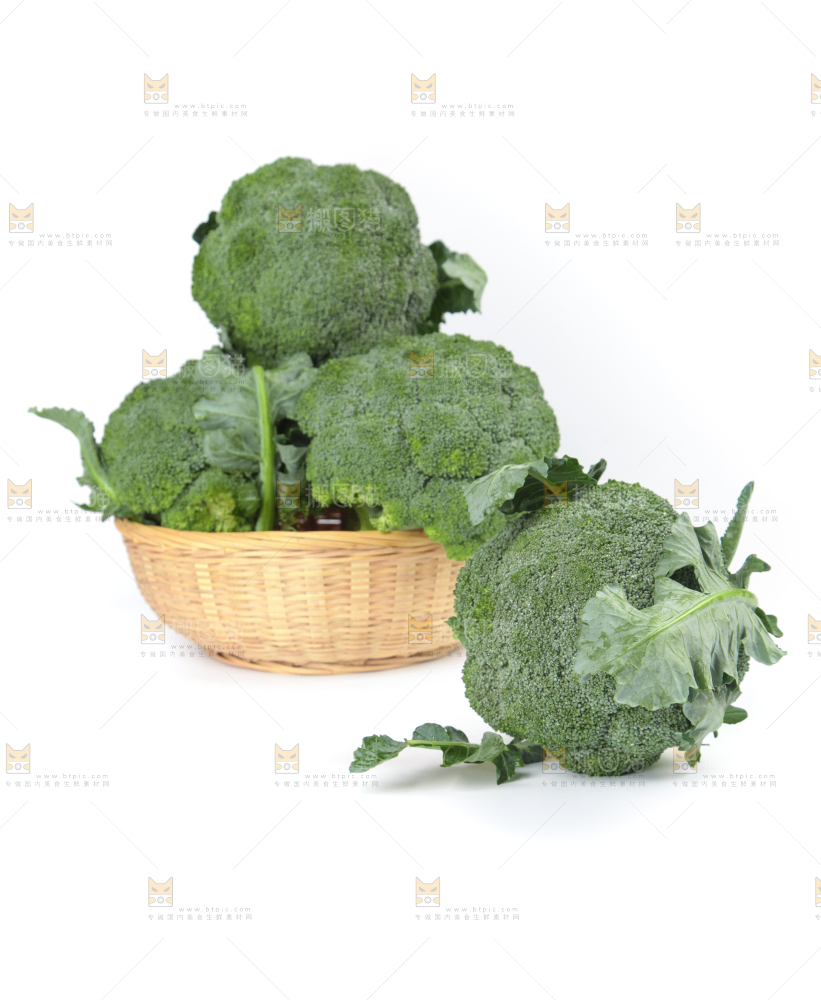 白底上放着一筐西兰花