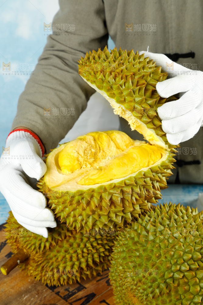 木板上放着甲仑榴莲