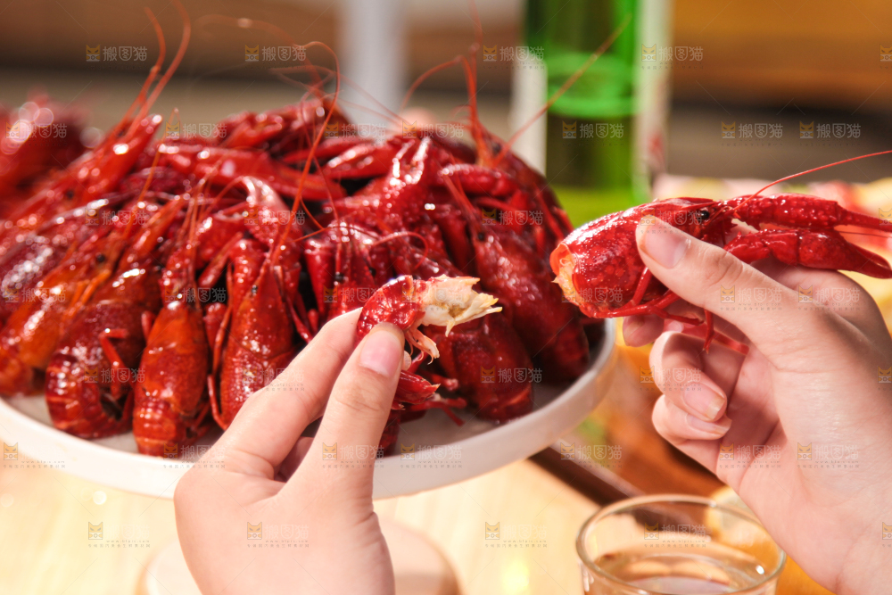 手拿龙虾
