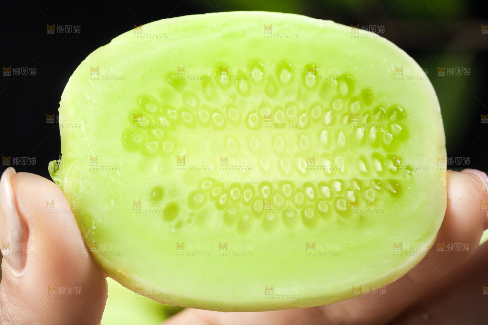 手拿切开的玉女黄瓜