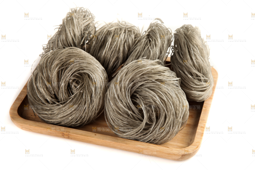 一盘地瓜粉条放在白底上