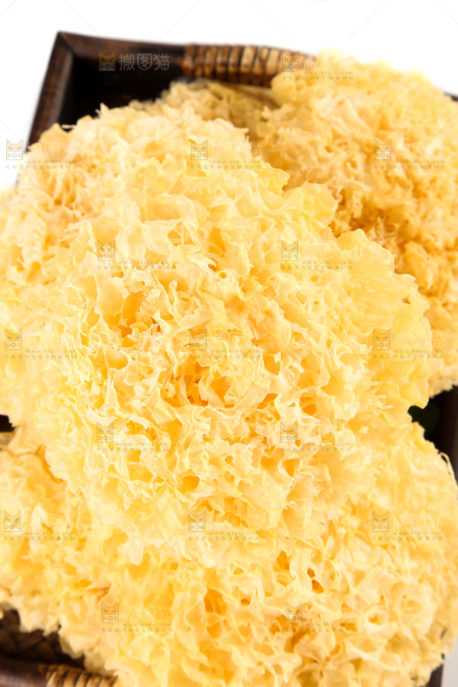 一盘古田银耳放在白底上