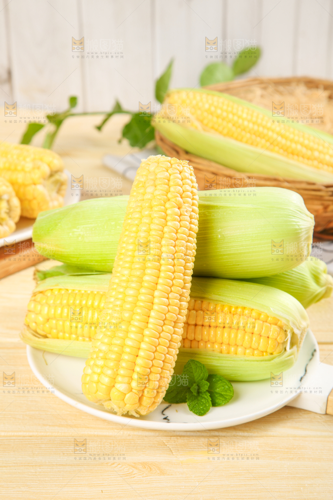 盘子里装着东北玉米
