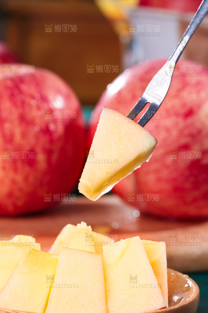 叉子上叉着苹果果肉