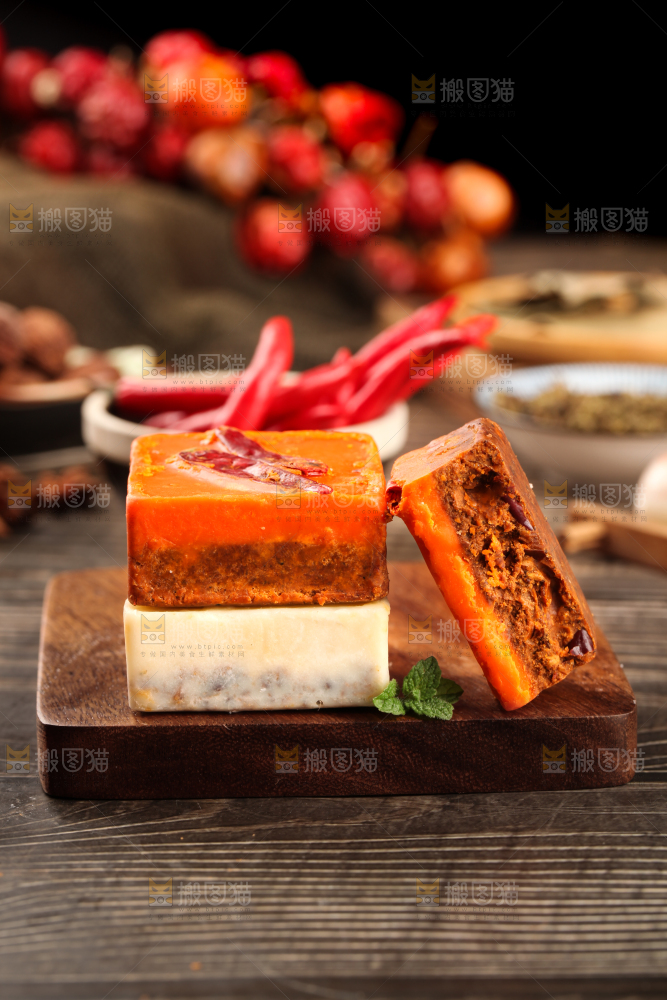 深底上放着鸳鸯火锅底料