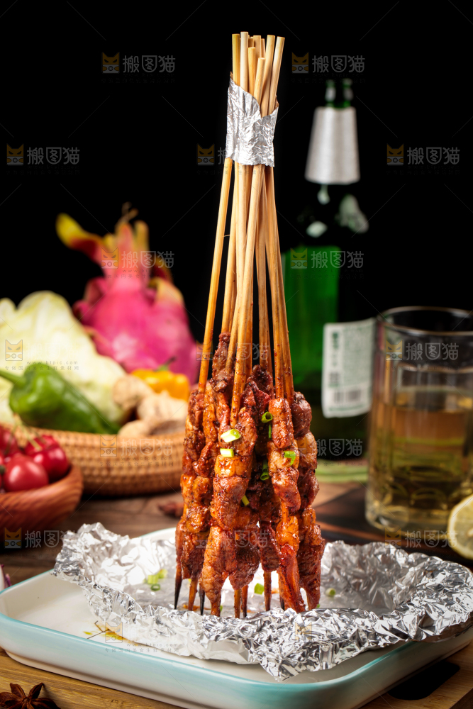 木底上放着一盘羊肉烤串