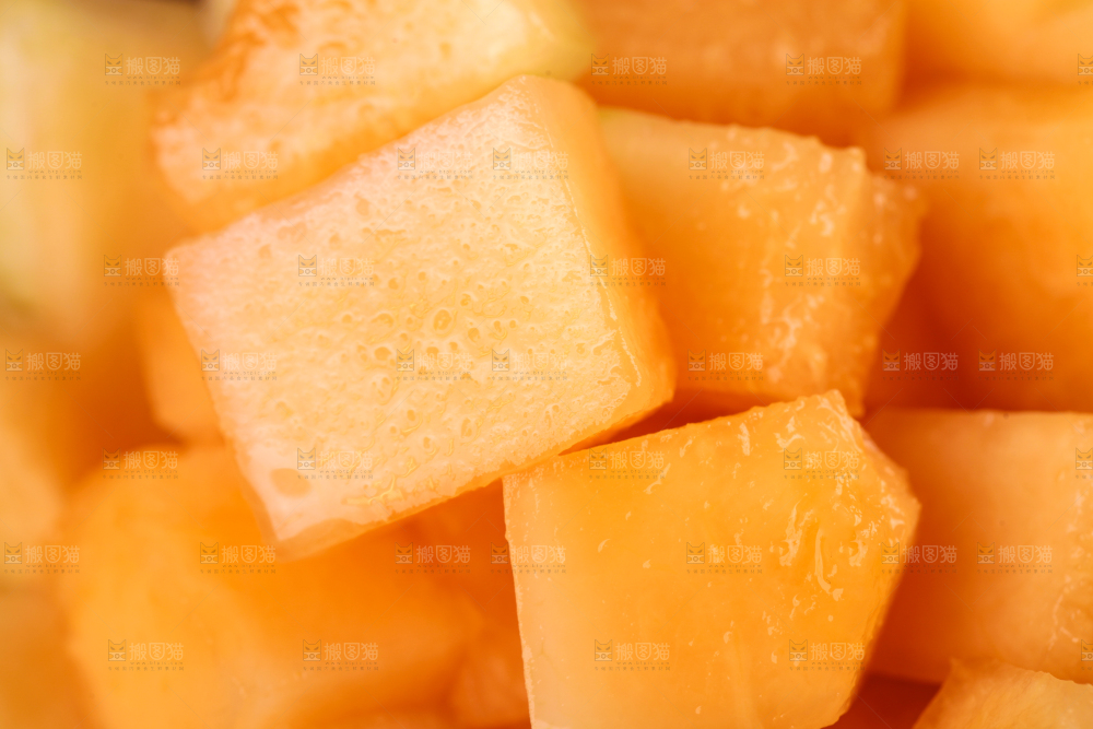 一盘切开的云南黄河蜜瓜放在深底上