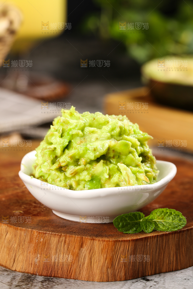 木底上放着一碟牛油果果泥