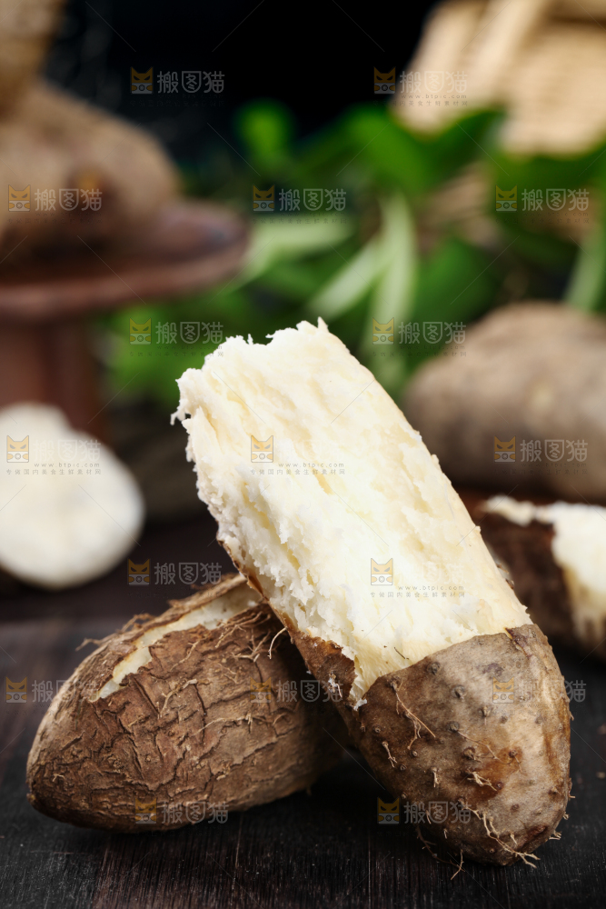 木底上放着掰开的熟毛薯