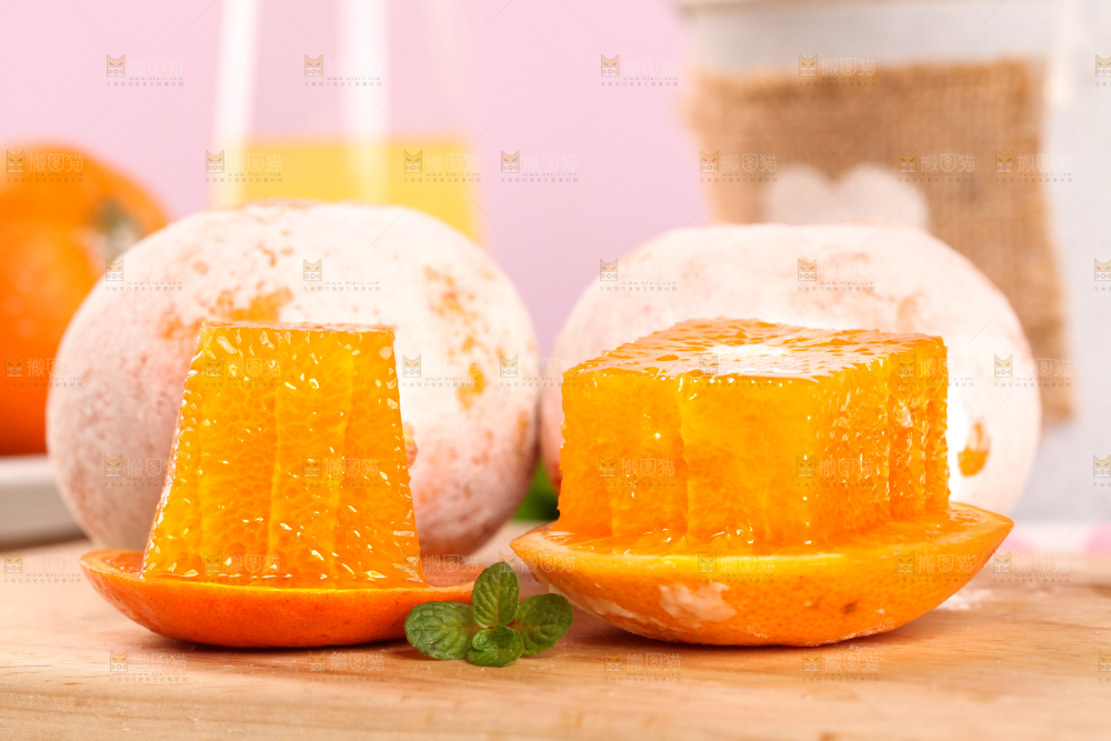 切开的广西茂谷柑放在木板上