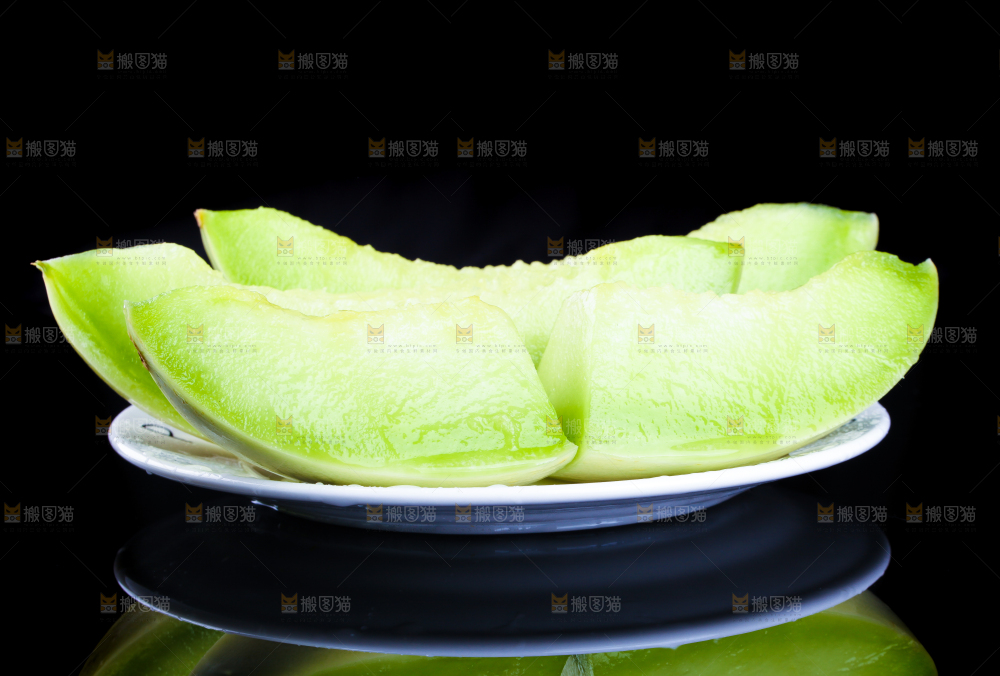 黑底上放着一盘切开的山东玉菇甜瓜