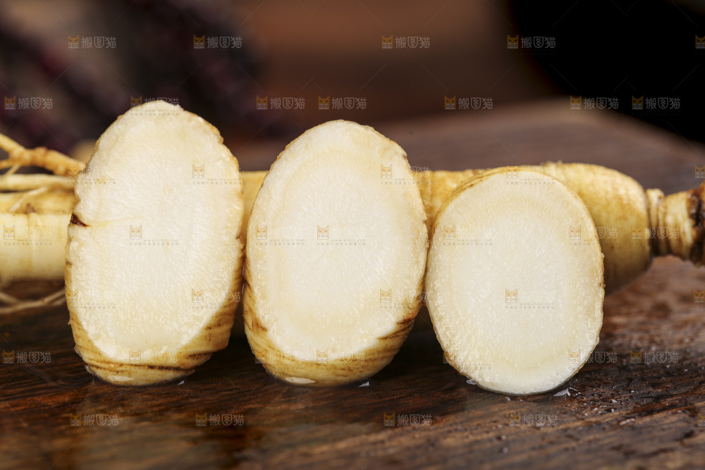 木底上的人参切片