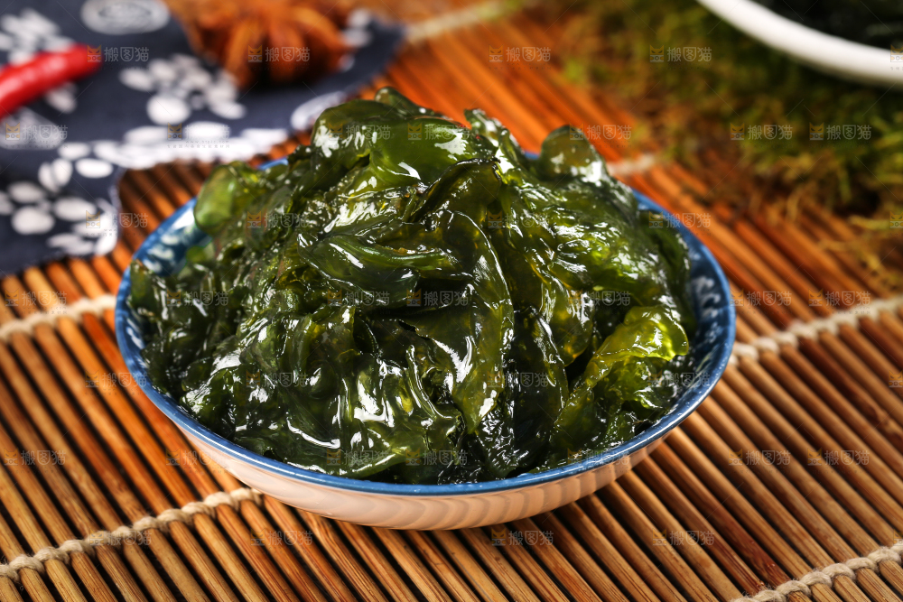 竹底上放着野生地皮菜