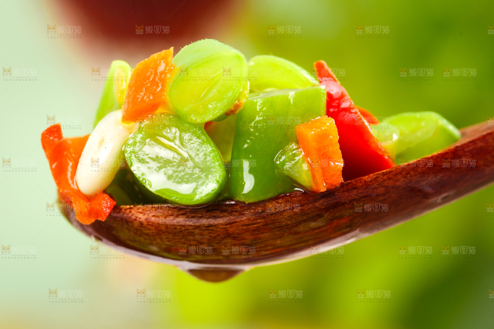 盘子里装着四季豆炒辣椒