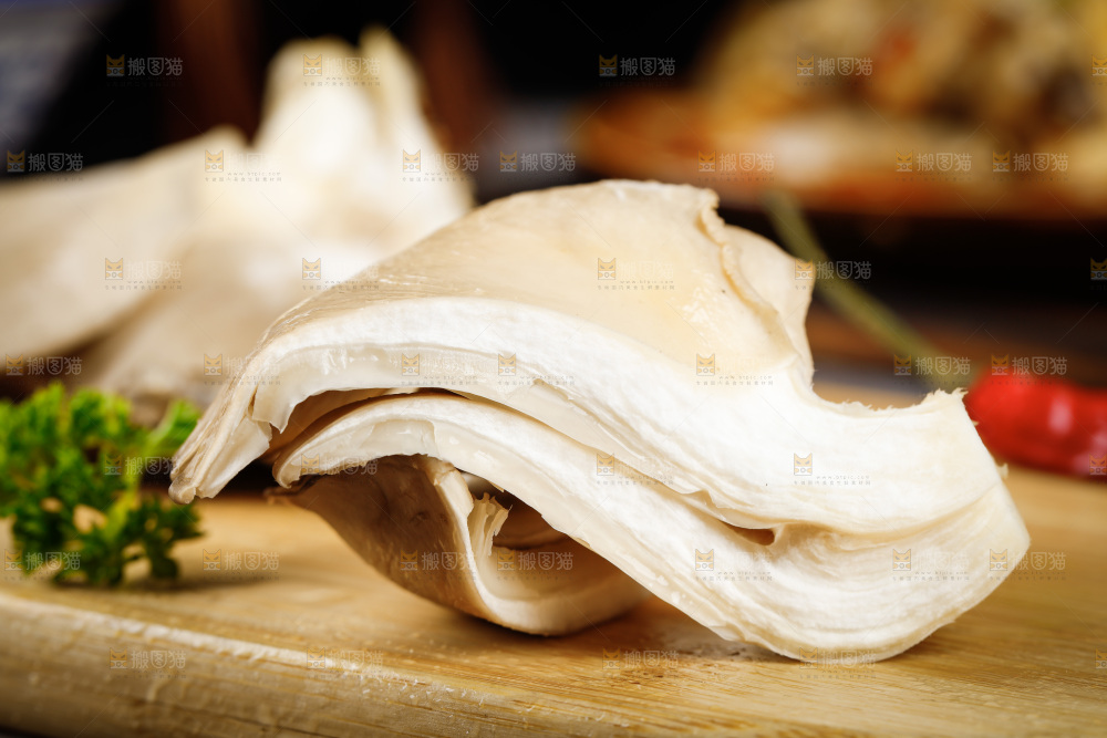 木板上放着撕开的新鲜平菇