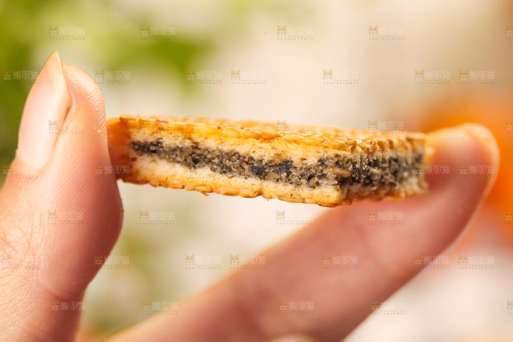 手里拿着手工芝麻饼