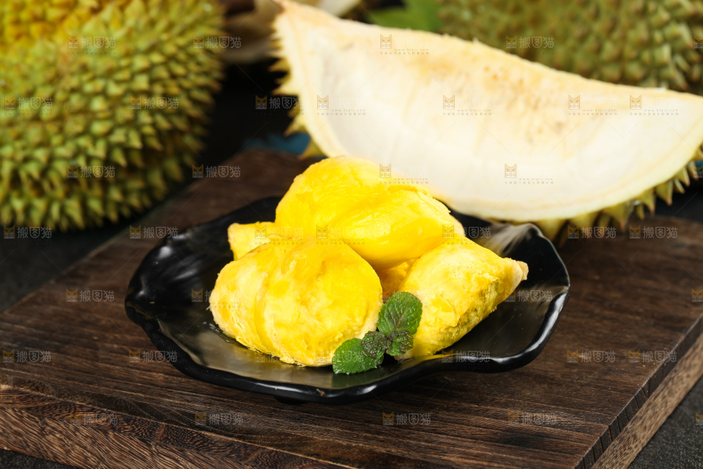 木板上放着榴莲果肉