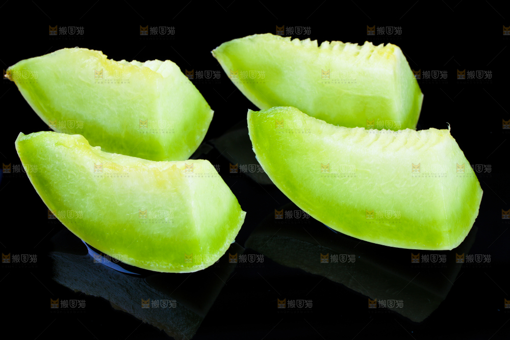 切开的新鲜玉菇甜瓜放在黑底上