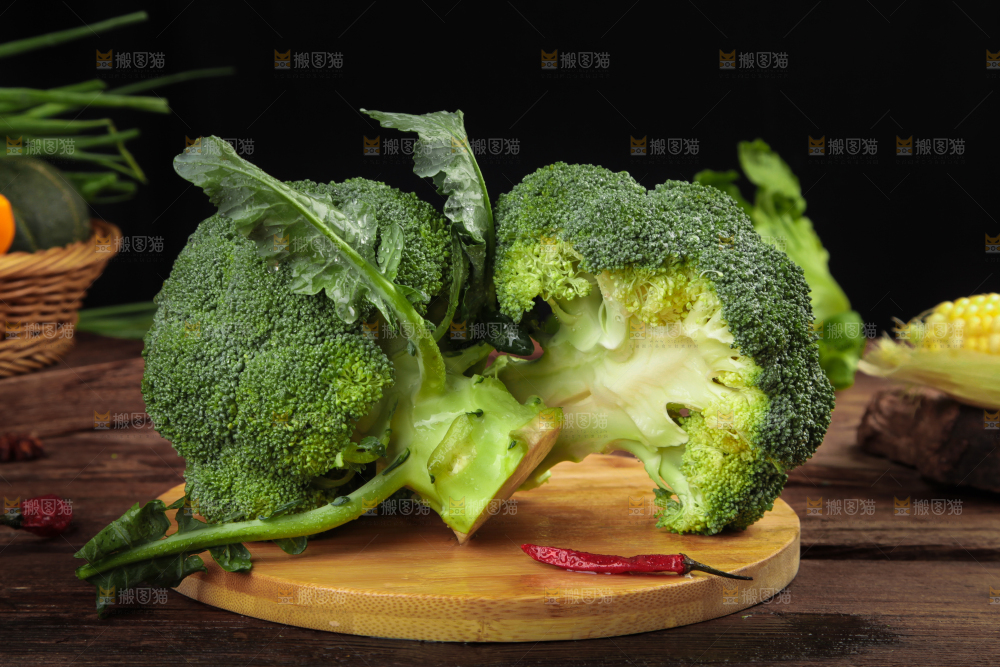 木底上的进口西兰花